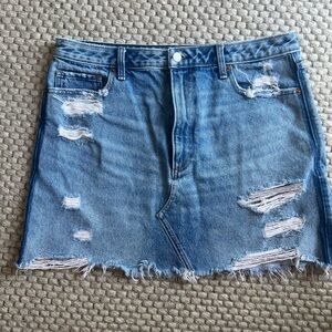 Abercrombie & Fitch Zoe natural rise a line black Distressed Denim Skirt  size…